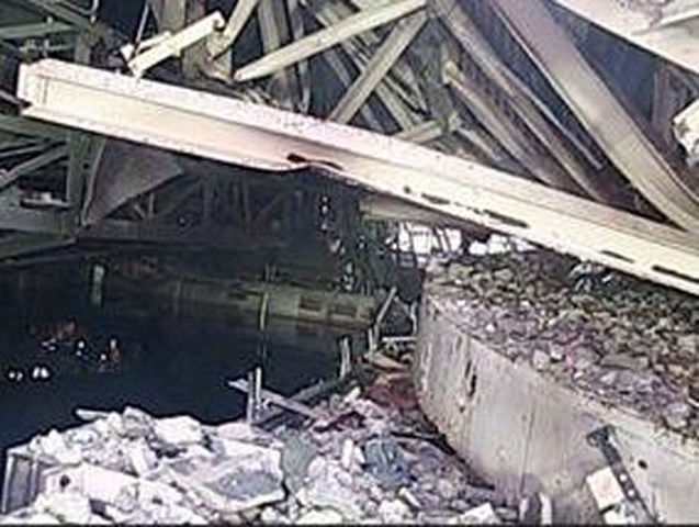 13-Tepco-released-photos-of-Reactor-1-Fuel-handling-machine-hung-just-above-SFP-to-support- (Copier)