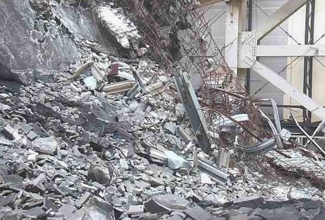 3-Tepco-released-photos-of-Reactor-1-Fuel-handling-machine-hung-just-above-SFP-to-support- (Copier)