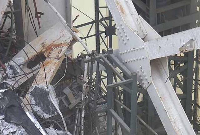 4-Tepco-released-photos-of-Reactor-1-Fuel-handling-machine-hung-just-above-SFP-to-support- (Copier)