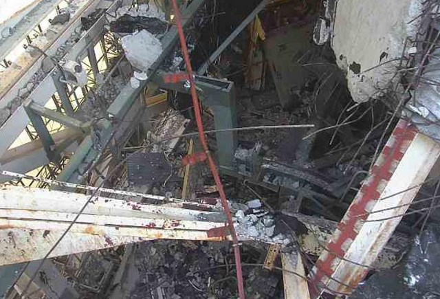 5-Tepco-released-photos-of-Reactor-1-Fuel-handling-machine-hung-just-above-SFP-to-support- (Copier)