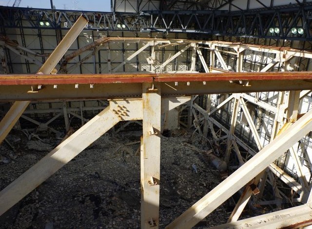 6-Tepco-released-photos-of-Reactor-1-Fuel-handling-machine-hung-just-above-SFP-to-support- (Copier)