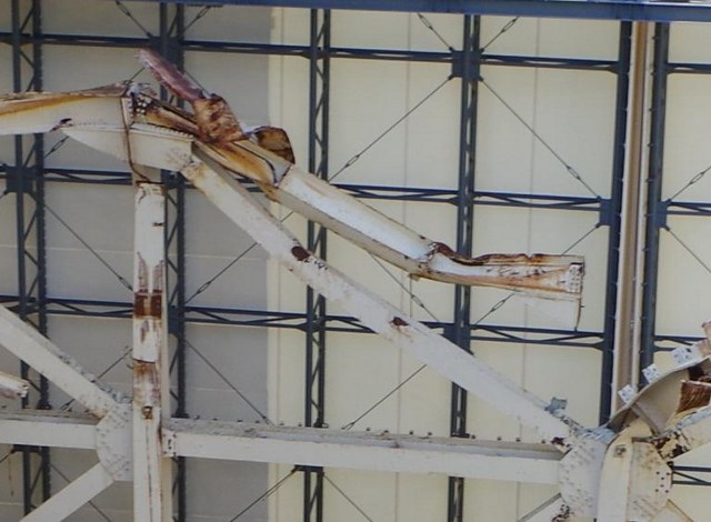 9-Tepco-released-photos-of-Reactor-1-Fuel-handling-machine-hung-just-above-SFP-to-support- (Copier)